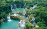 La belle saison à Cao Bang révèle la cascade de Ban Gioc, avec son eau claire et abondante, et des champs en terrasses dorés à maturité