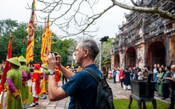 Les touristes sont captivés par les festivals enchanteurs de Hue