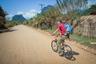 Andare in bicicletta vicino alla montagna carsica di Vang Vieng laos