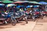 I conducenti di tuk tuk al mercato nel Pakse Laos