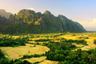La beauté des rizières et les montagnes karstiques à Vang Vieng Laos