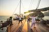 Cours de Tai chi à bord d'une jonque d'Halong