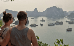 La Baie d'Ha Long est une des destinations romantiques prisées des couples