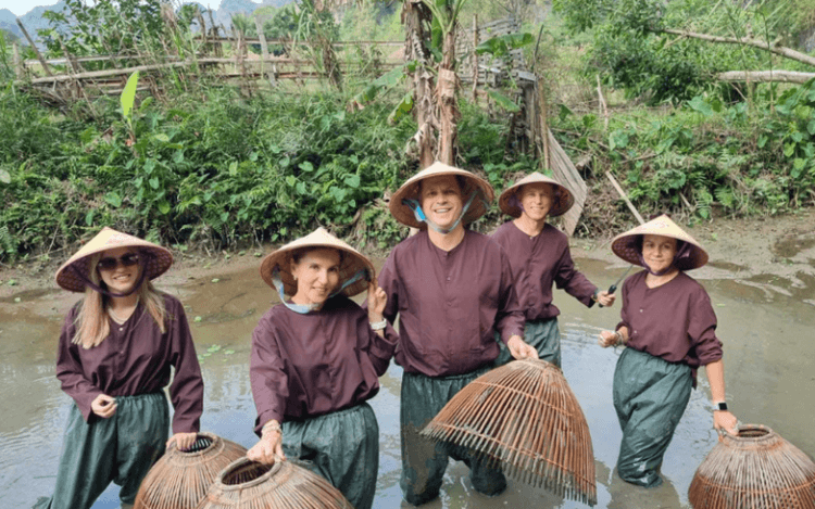 M. Robert et sa famille ont pris plaisir à vivre une journée d’agriculteur à Ninh Binh sous un beau ciel dégagé