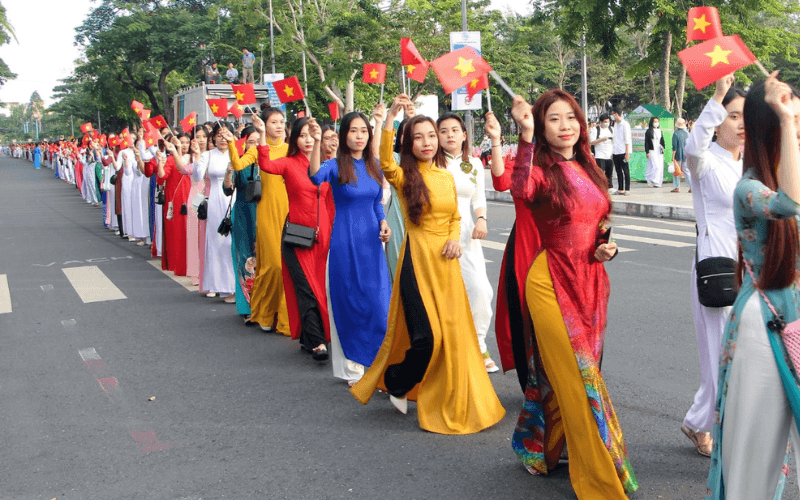 Grand défilé célébrant le 30 avril à Hanoi