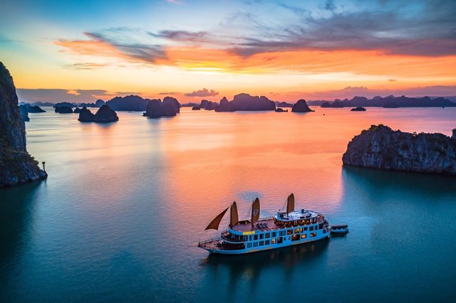 Tramonto sulla baia di Halong