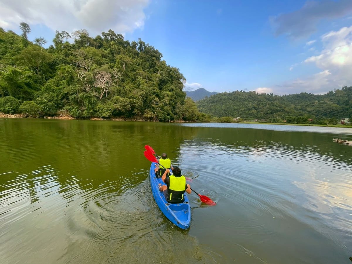 Balade en kayak sur le lac de Ba Be Vietnam