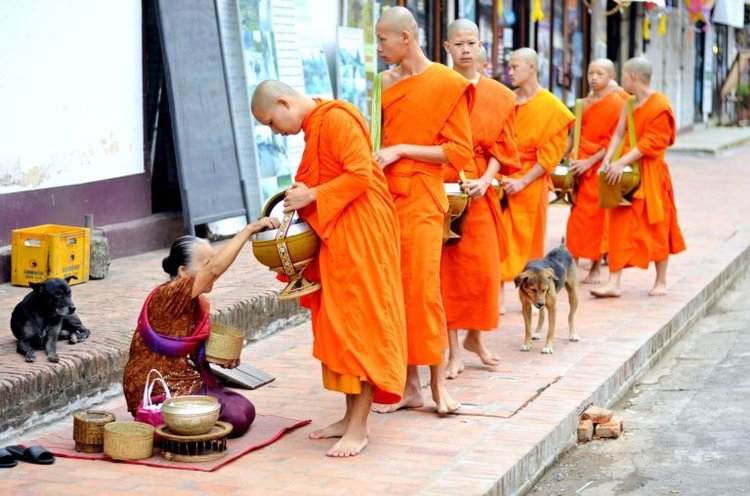 Cérémonie de l'aumône a Luang Prabang