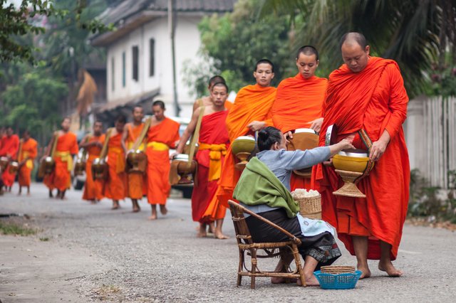 Cerimonia di Tak Bat Luang Prabang Laos