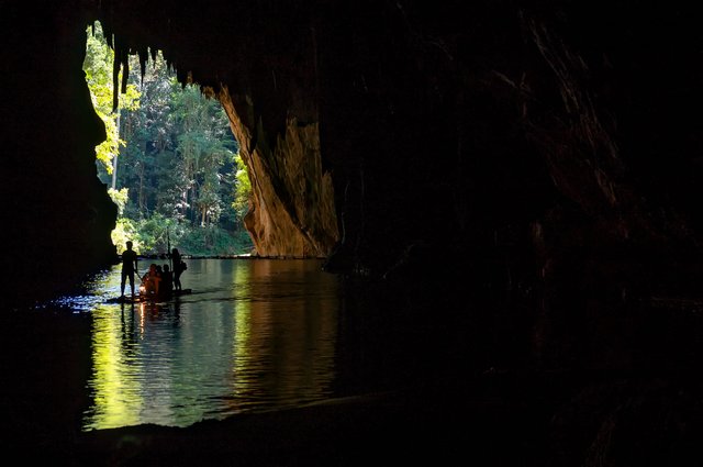 Exploration de la grotte Tham Lod par radeau en bambou en Thailande