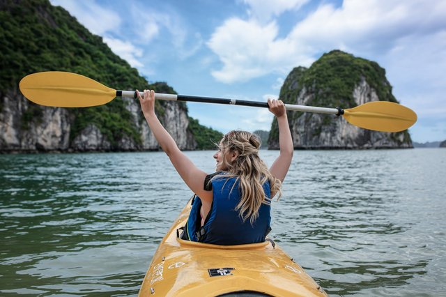 Faire du kayak dans la baie d'Halong Vietnam