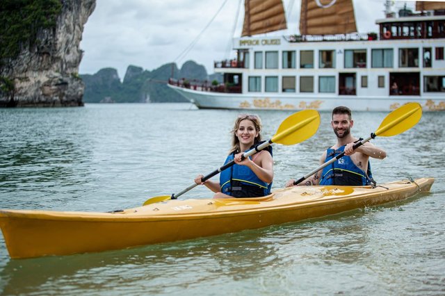 Faire du kayak dans la baie d'Halong Vietnam