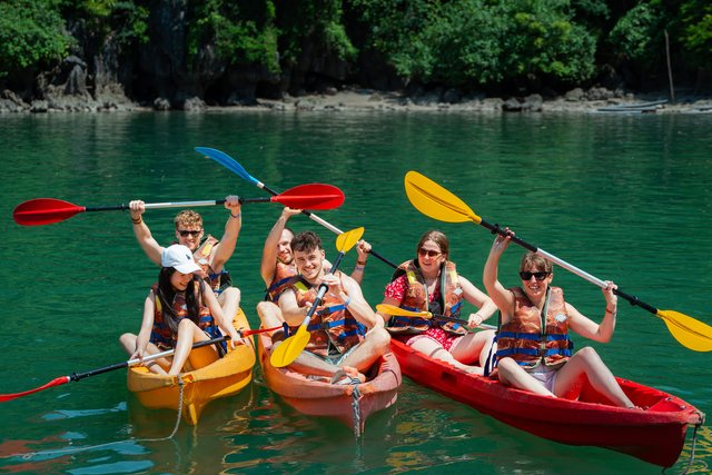 Giro in kayak Halong Vietnam