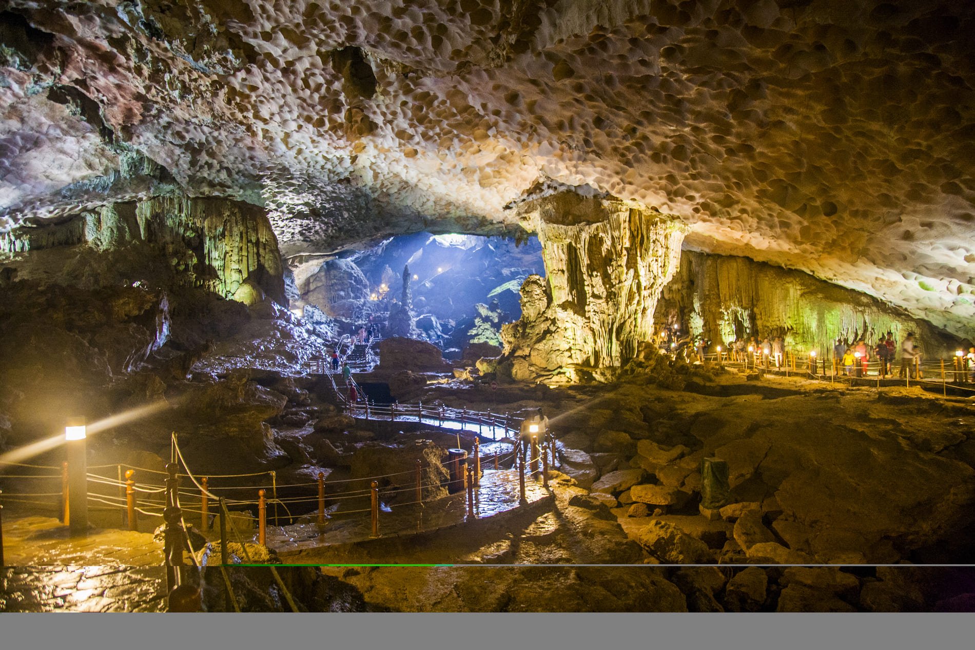 Grotte Sung Sot de la baie d'Halong Vietnam