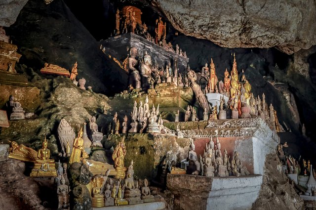 Grotte de Pak Ou sur le fleuve Mékong Laos