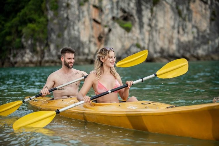 Kayak-in-Halong-bay-Vietnam