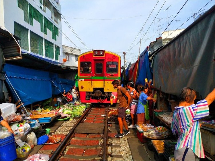 Marché sur les voies ferrées Mae Klong à Bangkok Thailande