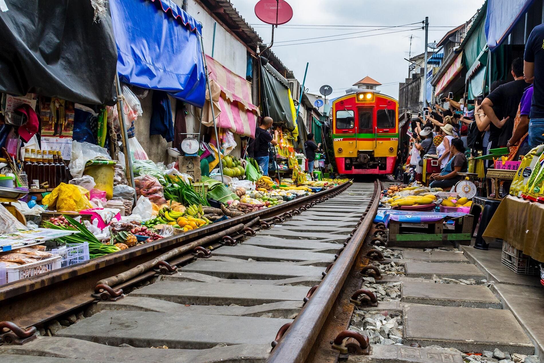 Marché sur les voies ferrées Mae Klong à Bangkok en Thailande