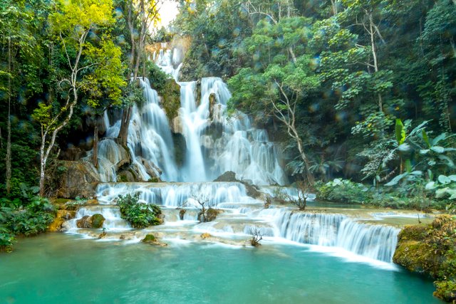 Meravigliosa cascata di Tad Sae Laos