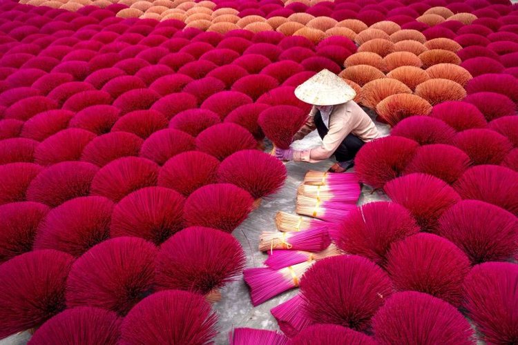 Quang-Phu-Cau-incense-making-village-Vietnam