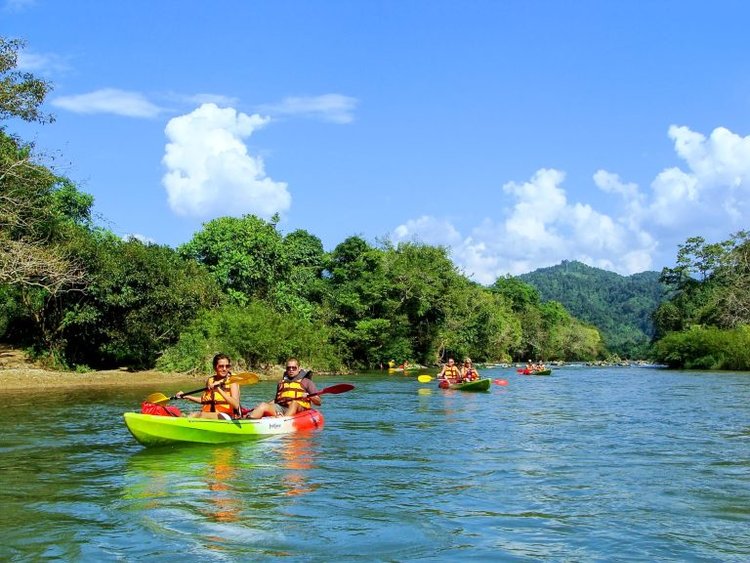 Scenario di fiume Nam Song Laos