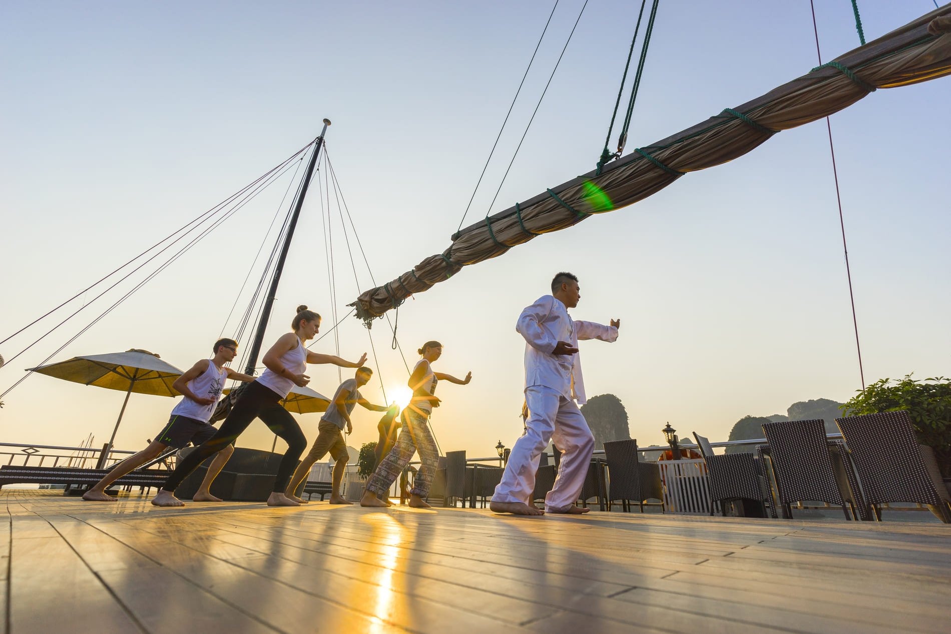 Séance de Tai Chi dans la Baie d'Halong Vietnam