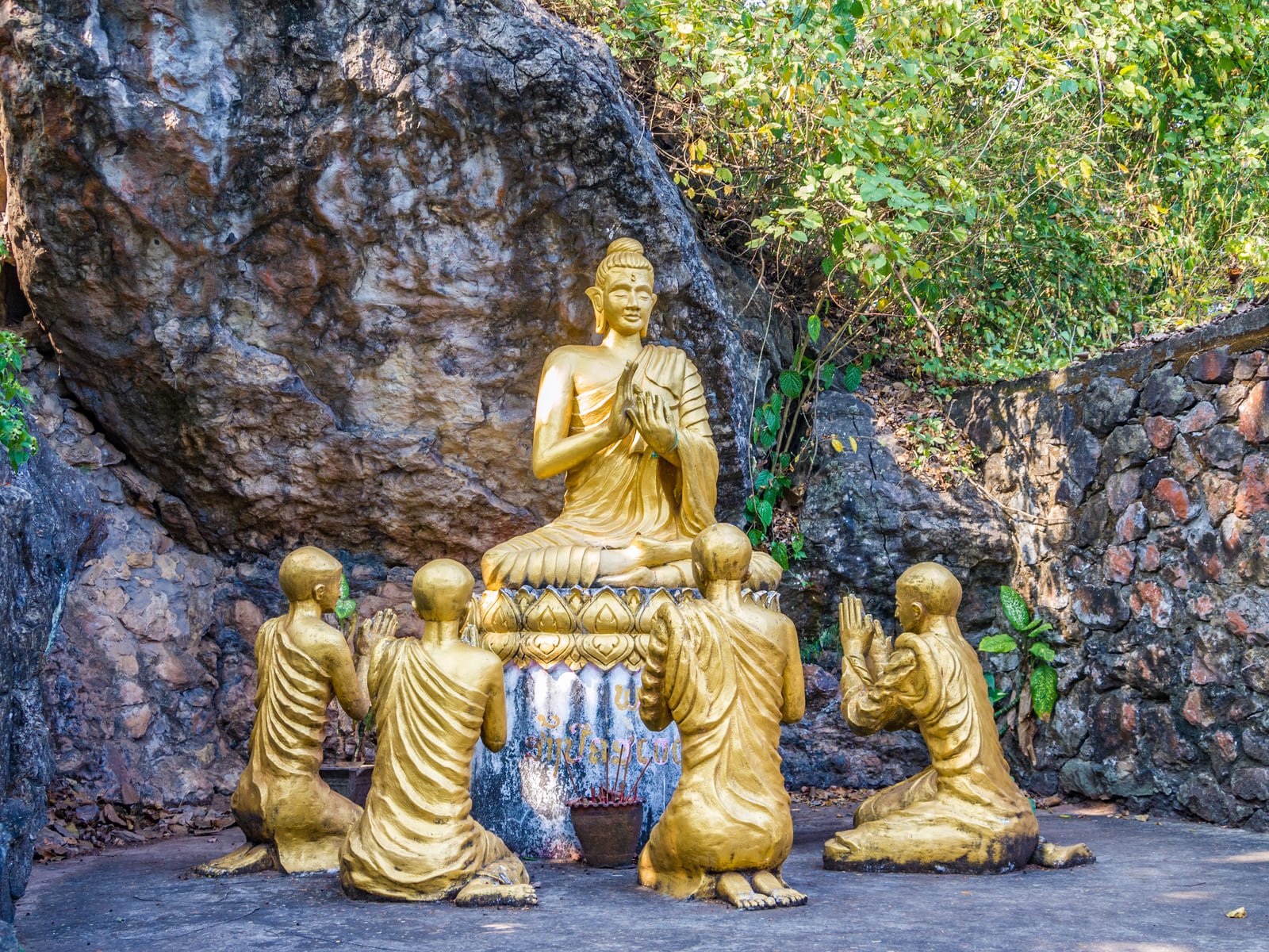 Statues-de-bouddha-du-temple-Wat-Chom-Si-à-Luang-Prabang-Laos