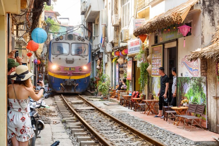 Strada del treno Hanoi Vietnam