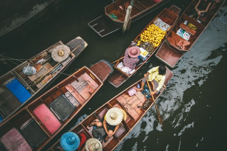 The scenery of floating market Damoen Saduak