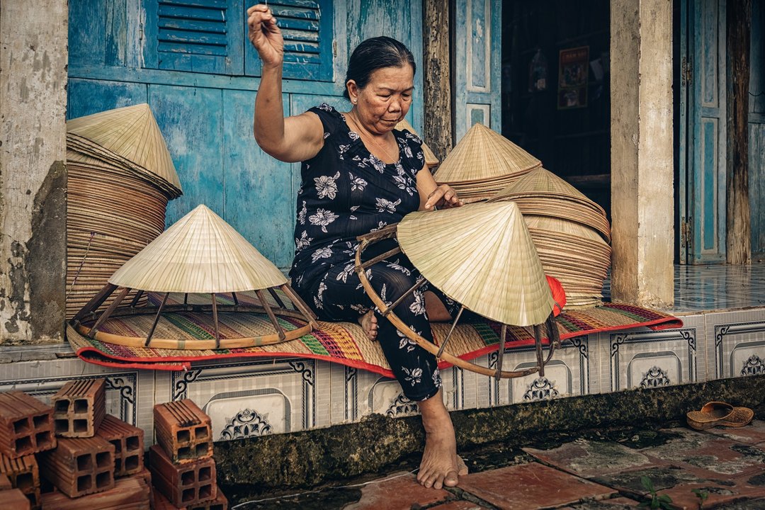 Vietnamese,Old,Woman,Craftsman,Making,The,Traditional,Vietnam,Hat,In