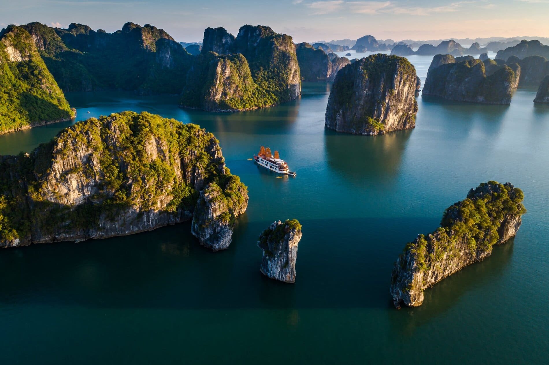 explorer la baie d'Halong Vietnam