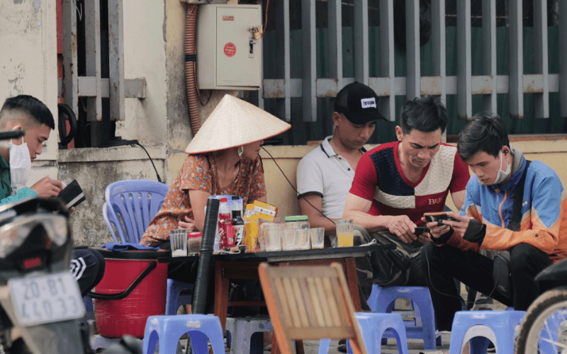 Boire du thé sur les trottoirs est une habitude des Vietnamiens