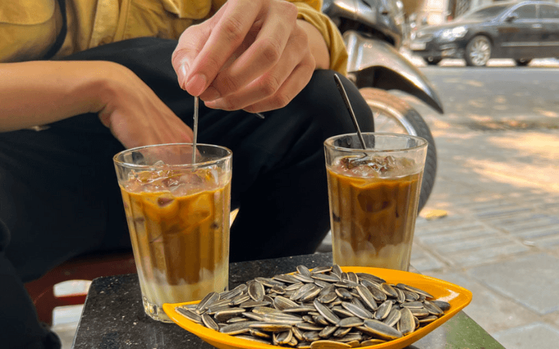 L'habitude des Vietnamiens de prendre un café glacé sur le trottoir