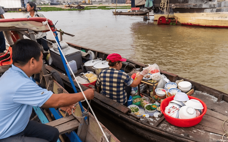 Des délicieux plats de petit-déjeuner au marché de Long Xuyen