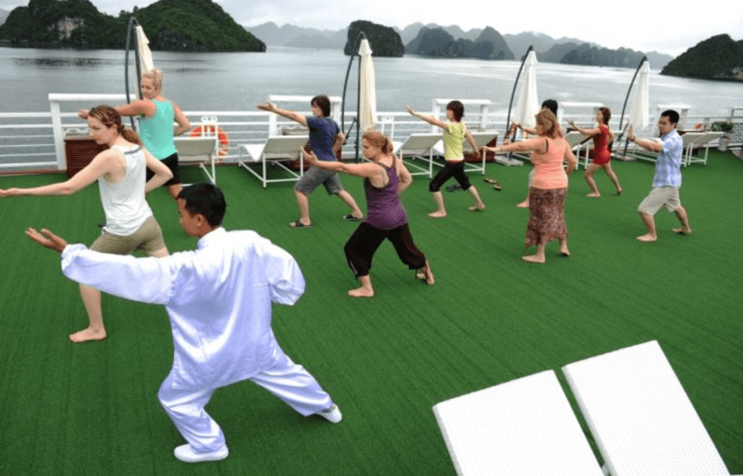 une séance de Tai-chi sur le pont supérieur du bateau