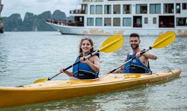 Faire du kayak à la baie d'Halong