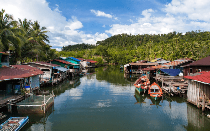 Lac Tonlé Sap après la pluie, arbres verts et ciel bleu clair