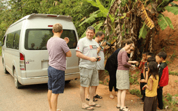 Les touristes communiquent avec les enfants au Laos