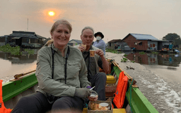 coucher de soleil romantique sur le lac au lac Tonle Sap