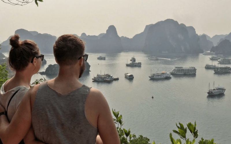 La Baie d'Ha Long est une des destinations romantiques prisées des couples