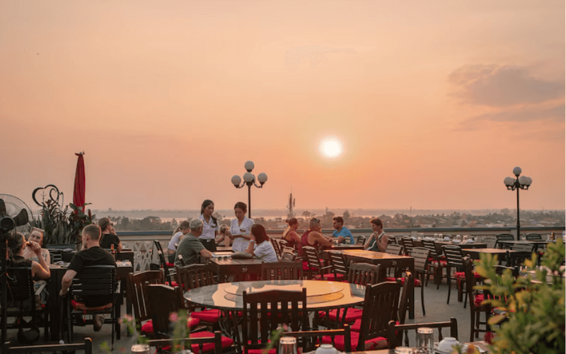 Vue du lever du soleil sur le restaurant sur le toit de l'hôtel