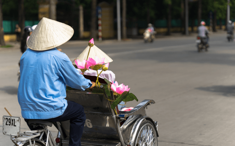 Le temps est idéal pour une promenade en cyclo, permettant de plonger dans la vie quotidienne des habitants locaux
