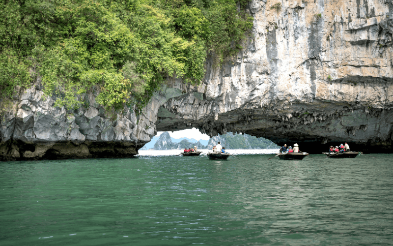 Explorer la baie d'Ha Long en bateau en bois est une expérience inoubliable