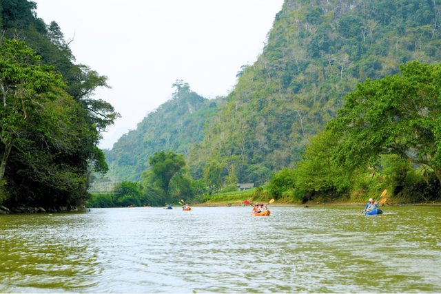 Escursione-in-kayak-nel-lago-di-Ba-Be-Vietnam