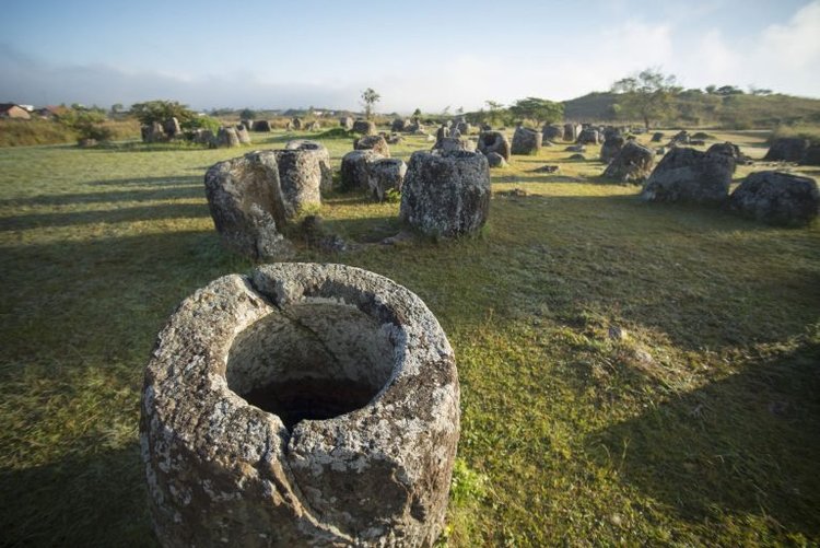 La mystérieuse plaine des jarres au Laos