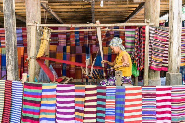 The beauty of Thai brocade weaving in Mai Chau