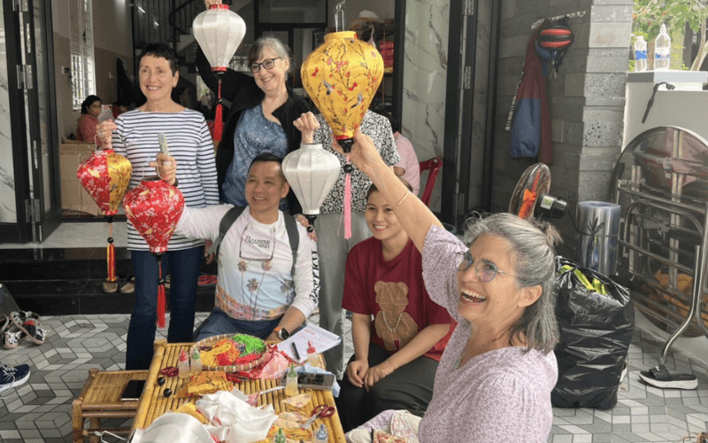 Un laboratorio artigianale di lanterne a Hoi An, dove i visitatori possono imparare quest'arte tradizionale
