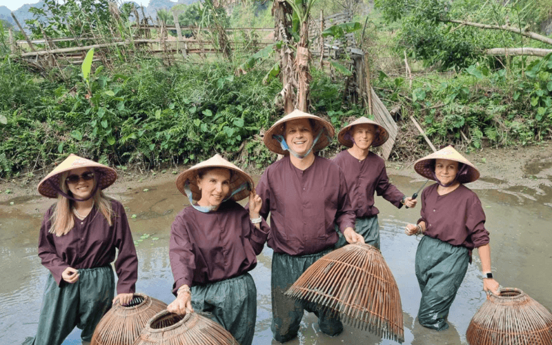 M. Robert et sa famille ont pris plaisir à vivre une journée d’agriculteur à Ninh Binh sous un beau ciel dégagé