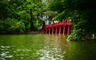 Le pont The Huc, avec sa couleur rouge distinctive, se démarque au milieu du lac Hoan Kiem en reliant le temple Ngoc Son