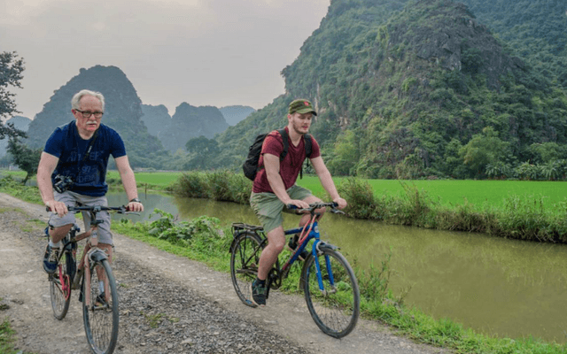 Cyclistes sur un chemin rural à Ninh Binh